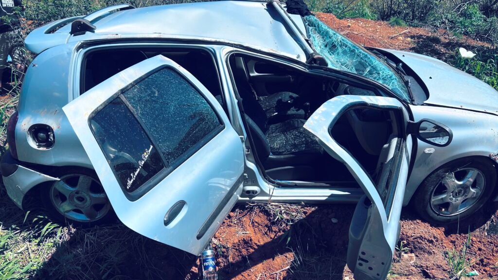 Passageiro fica ferido após veículo capotar; motorista teria fugido do local