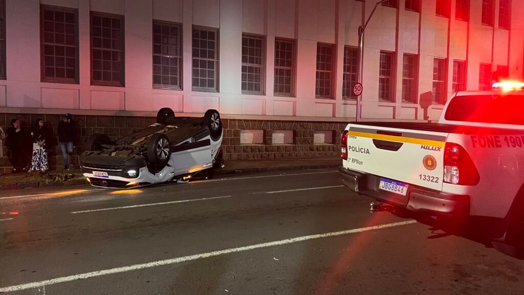 Veículo bate em dois carros estacionados, capota e condutor foge em Passo Fundo