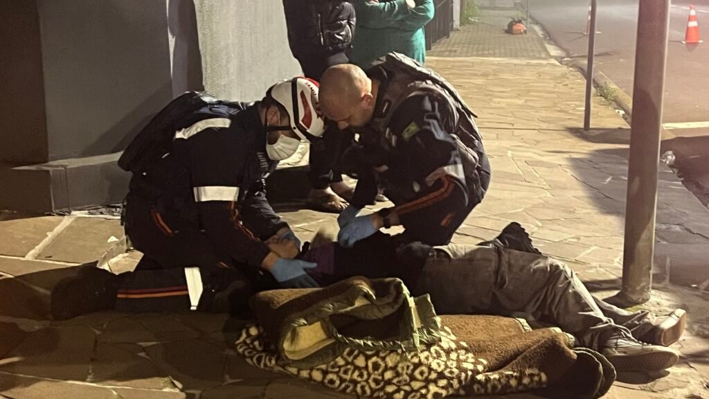 Motociclista fica ferida após colisão com carro que fugiu do local em Passo Fundo
