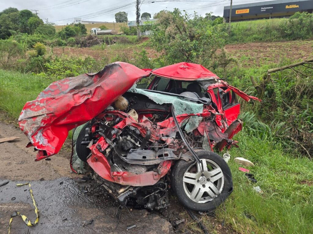 Acidente entre carro e caminhão deixa dois mortos em Carazinho